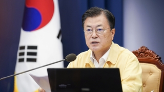 문대통령 "국제사회 높은 평가…부스터샷은 고위험군부터"
