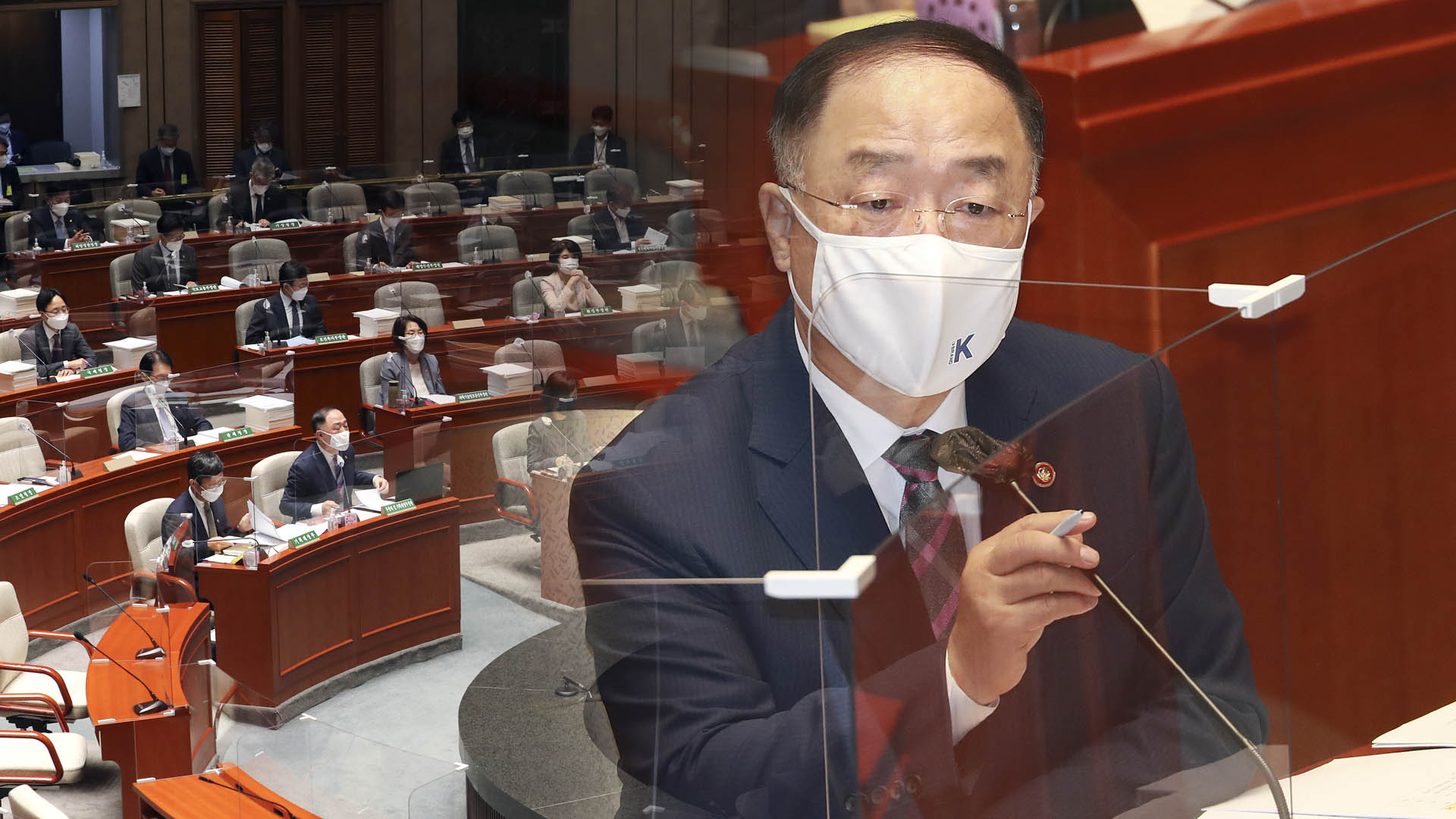 "곳간 비어간다"더니 "아직 탄탄"…재정수장 진심은