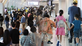 "할머니 금방 갈게요"…김포공항 종일 혼잡