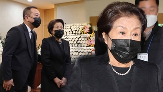 전두환 부인 이순자 조문…5·18 질문에 묵묵부답