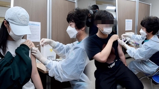 12~15세 접종 시작…"조사결과 보고 접종" 의견도