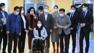 특수학교 찾은 이재명…윤석열 견제하며 정책행보
