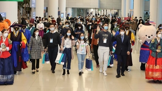 '트래블 버블' 맺은 싱가포르 관광객 첫 입국…무격리 관광