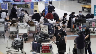 오미크론 확산 기로…입국자 열흘간 자가 격리