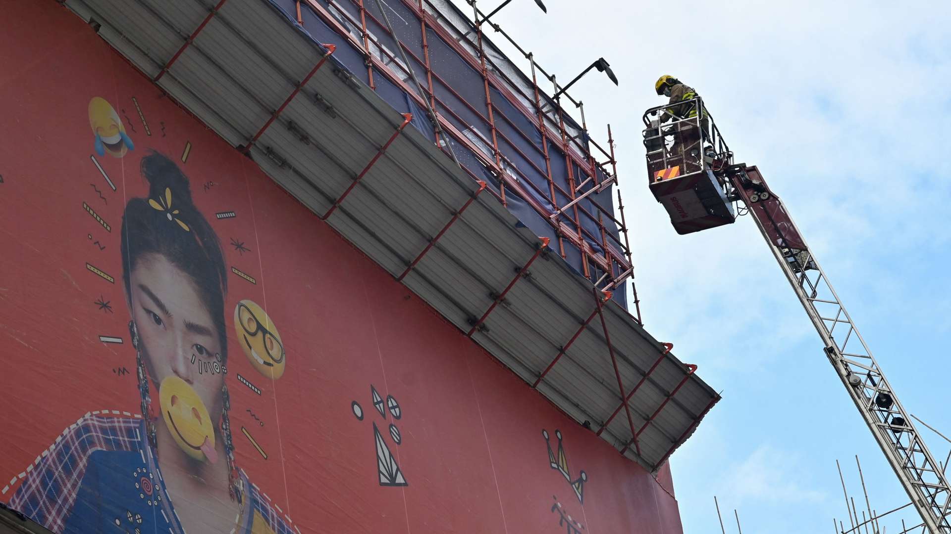 온라인카지노 커뮤니티 40층 건물 화재로 1,200여명 대피…"최소 13명 부상"