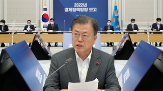 문대통령 "방역 강화 굵고 짧게…일상회복·집값 안정 전력"