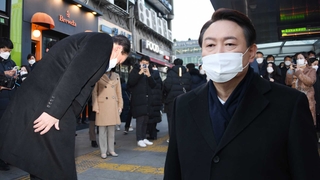 윤석열, 쇄신 첫날 깜짝 지하철 인사 "국민이 됐다 할 때까지 변화"