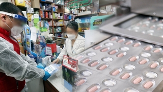 먹는 치료제 모레부터 처방…고령자·기저질환자부터