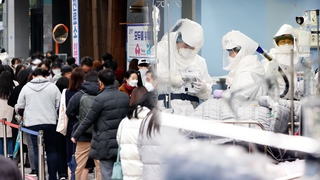 정부 "전면 전환시점 고민"…의료계 "이미 늦었다"
