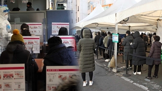 사상 첫 확진 3만명 돌파…한파에도 검사소 '혼잡'