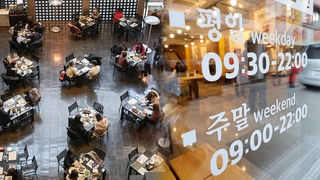 내달 13일까지 6명·10시로…QR은 방역패스용으로만