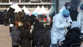 주말에도 거센 확산세…사흘째 10만명대 확진