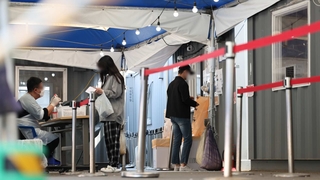 나흘 째 확진자 감소…25일부터 감염병 2급 하향