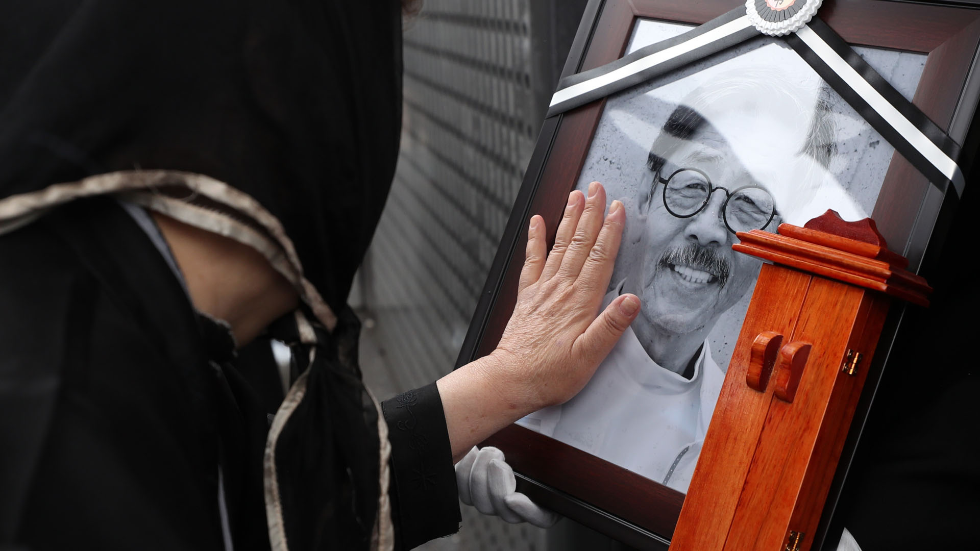 소설가 <em class='find'온라인카지노 주소</em 영면…정든 감성마을과 마지막 작별 인사