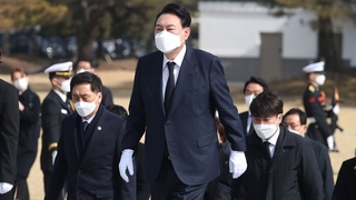 尹, 국민 희망 대표 20인과 입장…장애인 연주·다문화 합창