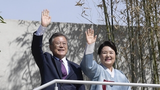 자연인 된 문 전 대통령 "이제 해방됐다"