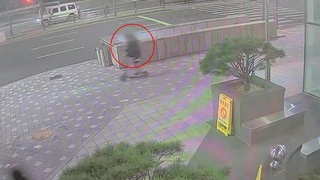 전동킥보드 타던 20대 2명 차에 치여 숨져…'위험천만'