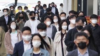 확진자 격리의무 해제 결국 연기…"4주 뒤 재평가"