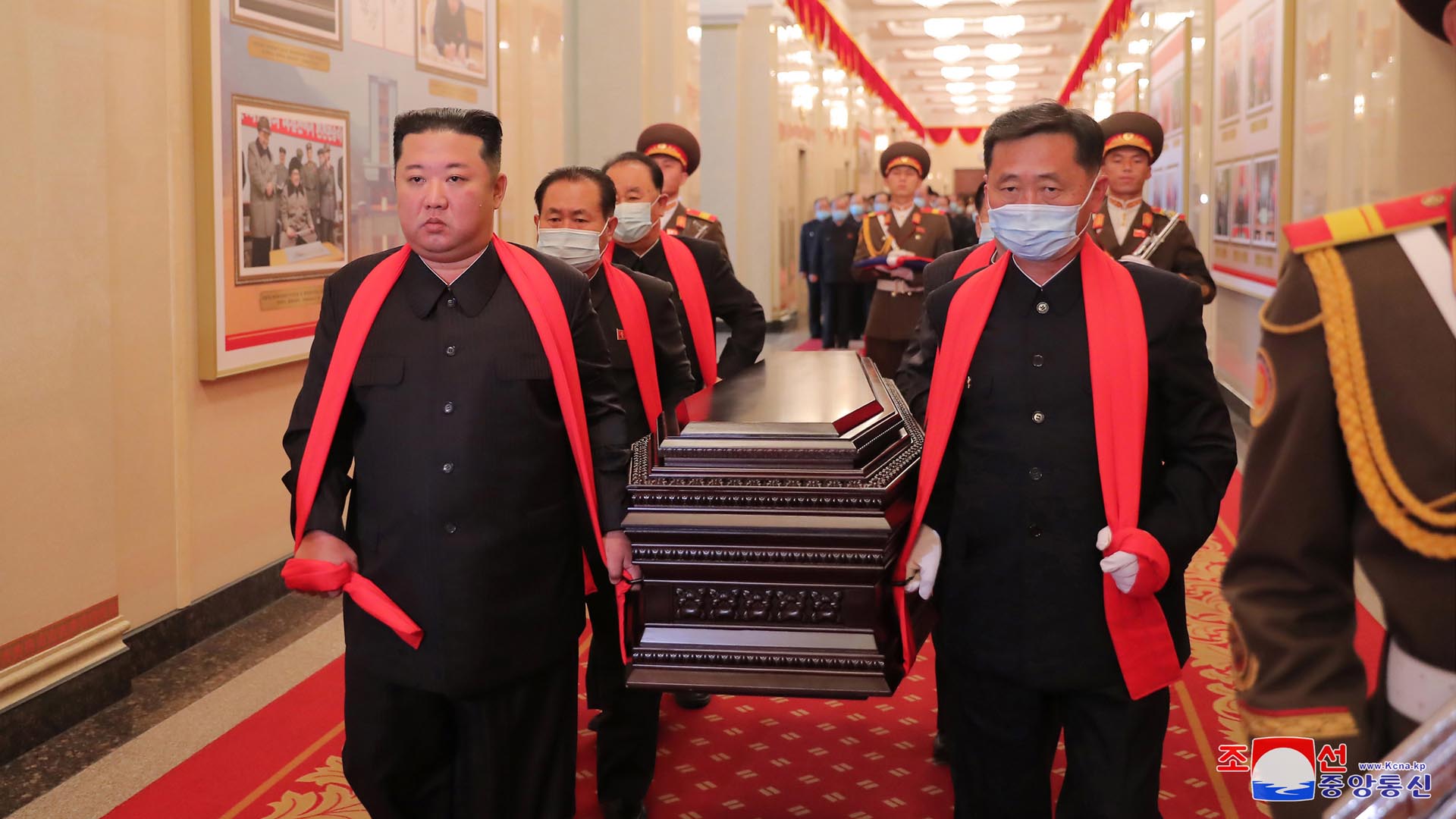 김정은, 현철해 원수 유해 직접 운구…신규 환자 감소세