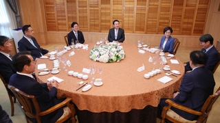 윤대통령, 국회의장단 만찬 협치 행보…인사검증은 타격
