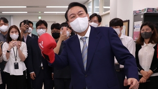 세종서 첫 국무회의…윤대통령 '어퍼컷'하며 "규제혁파"