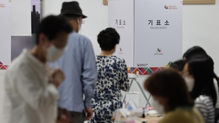 '정치 1번지' 종로 투표소…이어지는 시민 발길