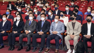 출구조사 결과에 '침통'…이 시각 민주당 상황실