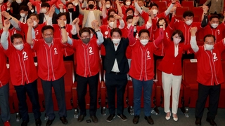 기립박수·환호성…이 시각 국민의힘 상황실