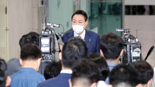 윤대통령 "검찰 출신, 필요하면 또 쓸 것"…野 "오만과 아집"