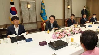 윤대통령, 국민의힘 지도부와 첫 오찬…여당 내 갈등엔 선긋기