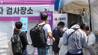 2주째 1만명 밑 확진…"휴가철 재유행 위험 주의"