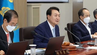 윤대통령 "정부 위원회 절반 가까이 감축…민생경제 직접 챙기겠다"