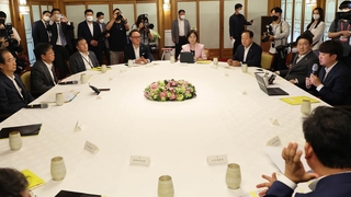 주스 건배로 "한마음"…당정 "민생 대책 최우선"