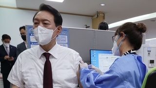 윤대통령, 4차 접종 완료…"많은 국민 동참해달라"