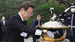 '친명' vs '반명' 뚜렷해진 구도…이재명, DJ 묘역 참배