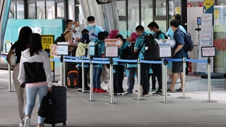 내주부터 입국 첫날 PCR 검사…늘어나는 공항 검사소