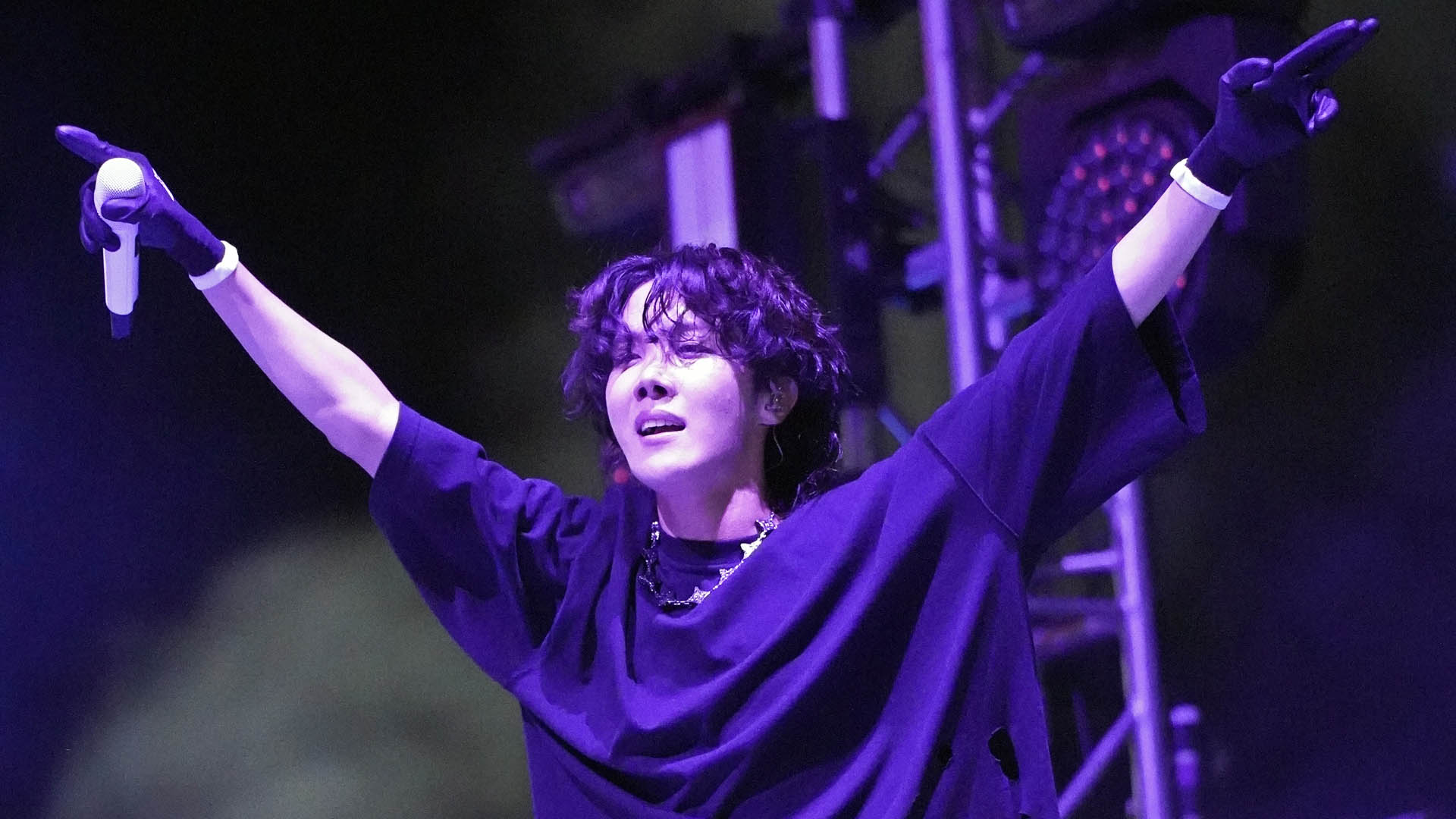 각자 자리서 빛난다…방탄소년단의 화려한 2막