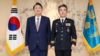 윤대통령, 윤희근 경찰청장에 임명장…청문보고서 없는 11번째 임명