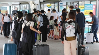 이제 여름 끝자락…막바지 휴가철 공항은 북적
