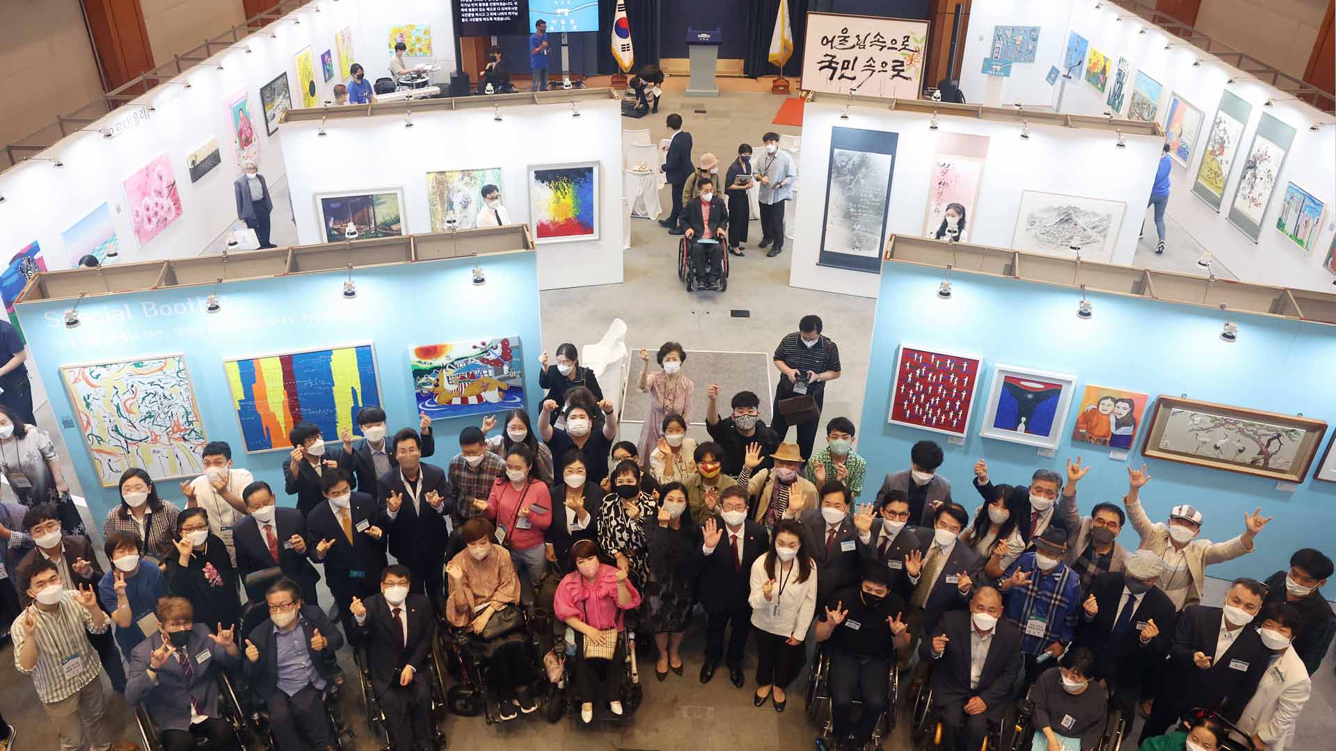 가벽 세우고 그림 걸어…청와대 첫 전시 개막