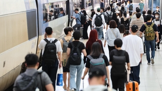 연휴 첫날 서울역 귀성행렬 이어져…인파 절정