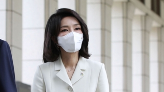 정쟁 한복판 선 김건희 여사…활동 보폭 고심