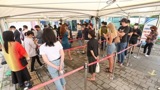 추석 연휴 사흘째 반등…신규 확진 3만명대