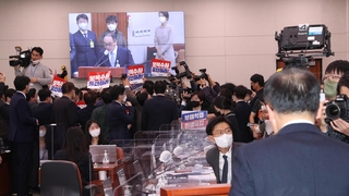 대검찰청 국감 '아수라장'…여당 단독 개의에 야당 항의