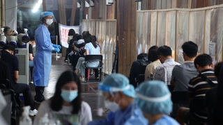 확진 2만 6,906명…"이르면 내달 재유행 가능성"