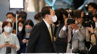 용산시대 상징 '출근길 문답'…중단 결정에 엇갈린 정치권