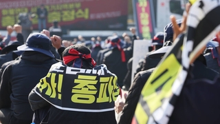 화물연대 총파업 돌입…"불법 엄단" 강대강 대치