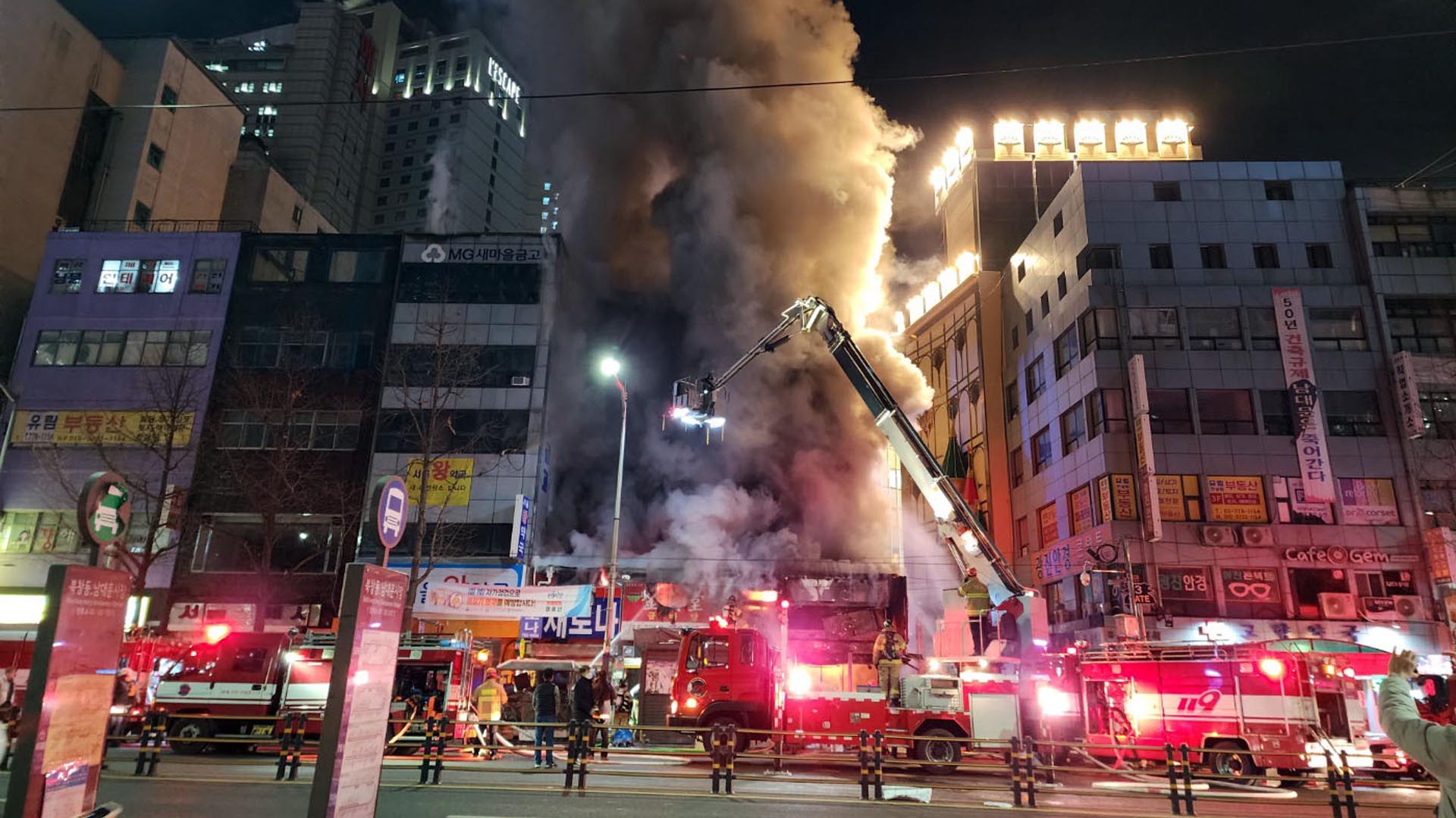 서울 중구 남대문시장 인근서 불…진화작업 중