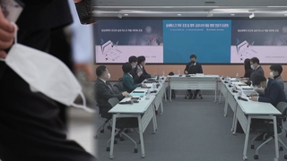 실내마스크 이슈 첫 토론회…"일상 회복 조건은 상당히 충족"