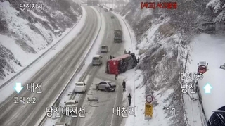 눈길에 버스 미끄러져 4명 부상…폭설에 하늘·뱃길 운항 차질